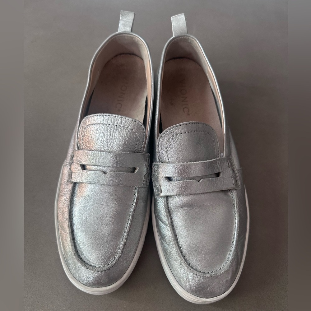 Vionic Uptown Women’s Silver Loafers